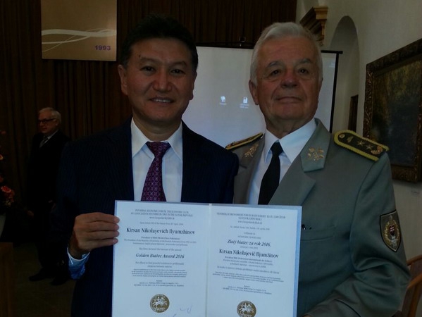 Главу ФИДЕ наградили медалью «Golden Biatec» (фото)