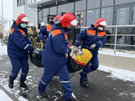Элистинские пожарные провели учения в ледовом центре «Джунгар» 