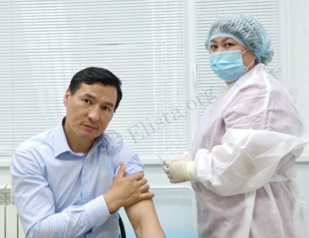 Глава Калмыкии сегодня вакцинировался против COVID-19
