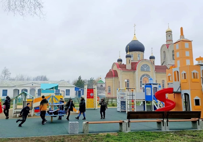В Городовиковске завершилось строительство современной детской площадки (ФОТО) 