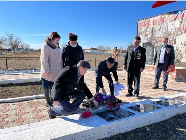 В поселке Яшкуль состоялось открытие мемориальной плиты воину-интернационалисту Петру Загерликову