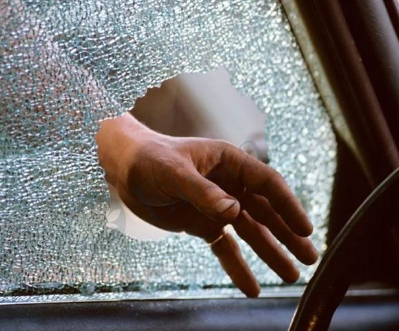Пьяный житель поселка Комсомольский кулаком разбил боковые окна автомобиля и похитил аккумулятор