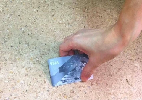 51-летний житель Яшкульского района воспользовался потерянной банковской картой с бесконтактной оплатой
