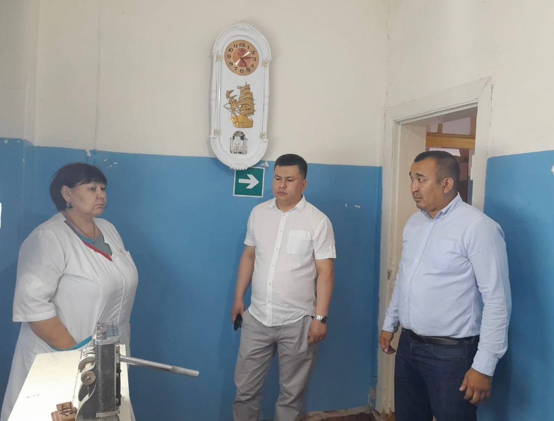 Министр здравоохранения Булат Сараев посетил ряд медицинских учреждений в Яшкульском районе 