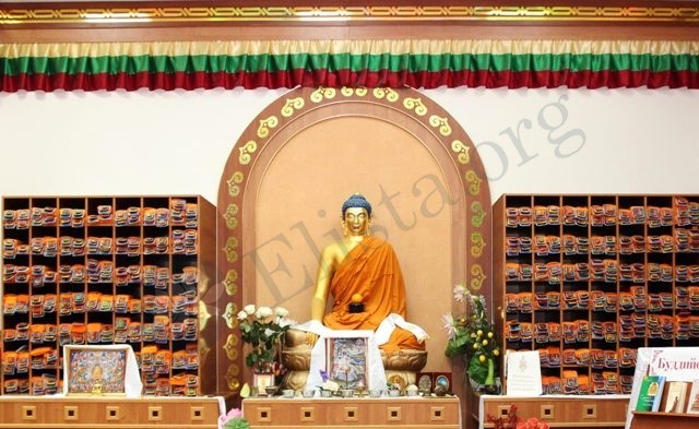 В библиотеке Центрального хурула открыта книжная выставка «Буддизм и наука»