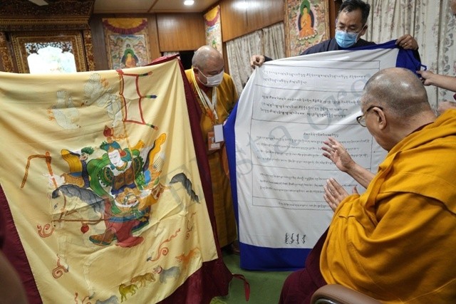 Далай-лама освятил знамена ойрат-калмыков
