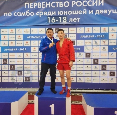 Эрдни Бадмаев завоевал золотую медаль Первенства России по борьбе самбо среди юношей до 18 лет 
