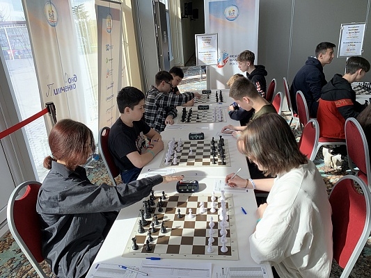 Калмыцкие шахматисты продолжают лидировать во Всероссийских соревнованиях по шахматам «Восхождение»