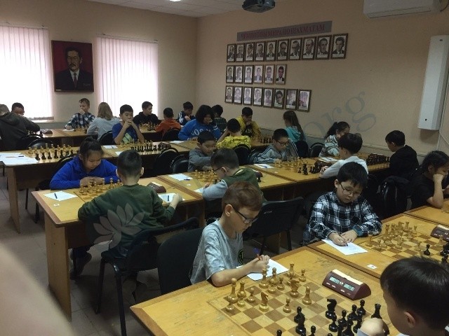 В Элисте стартовал шахматный турнир среди учащихся "Хаврин Тег - 2023"