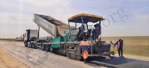 В Калмыкии продолжается ремонт автодороги Яшкуль – Комсомольский – Артезиан