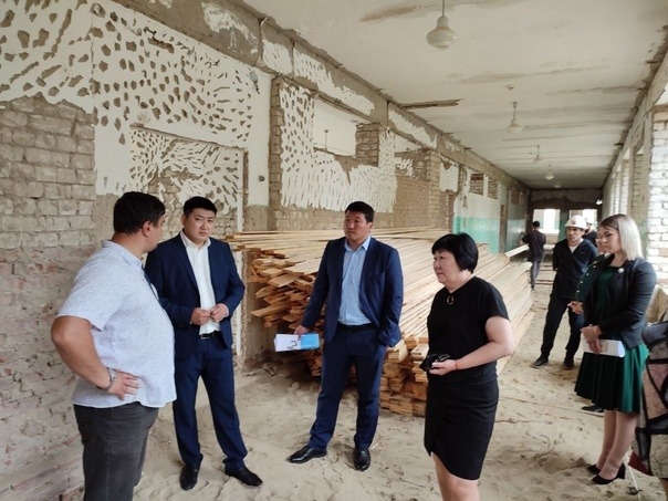 В Калмыкии глава муниципалитета проверил ремонт сельской школы 