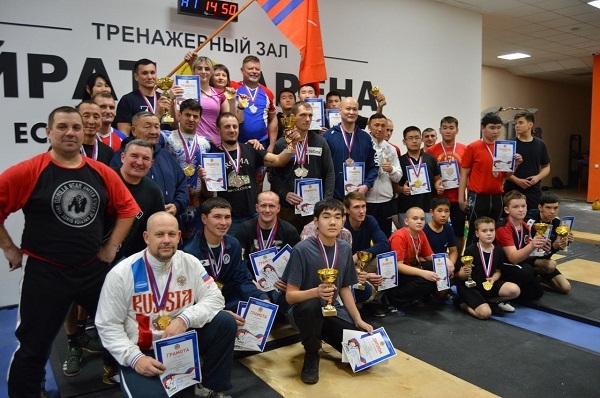 Мужская сборная Калмыкии заняла первое место в Открытом Кубке по гиревому спорту