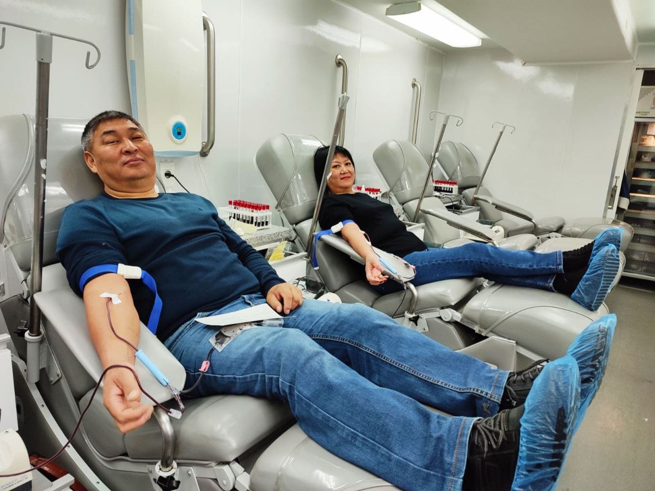 Мобильную станцию переливания крови в Городовиковске и Яшалте посетили 305 человек
