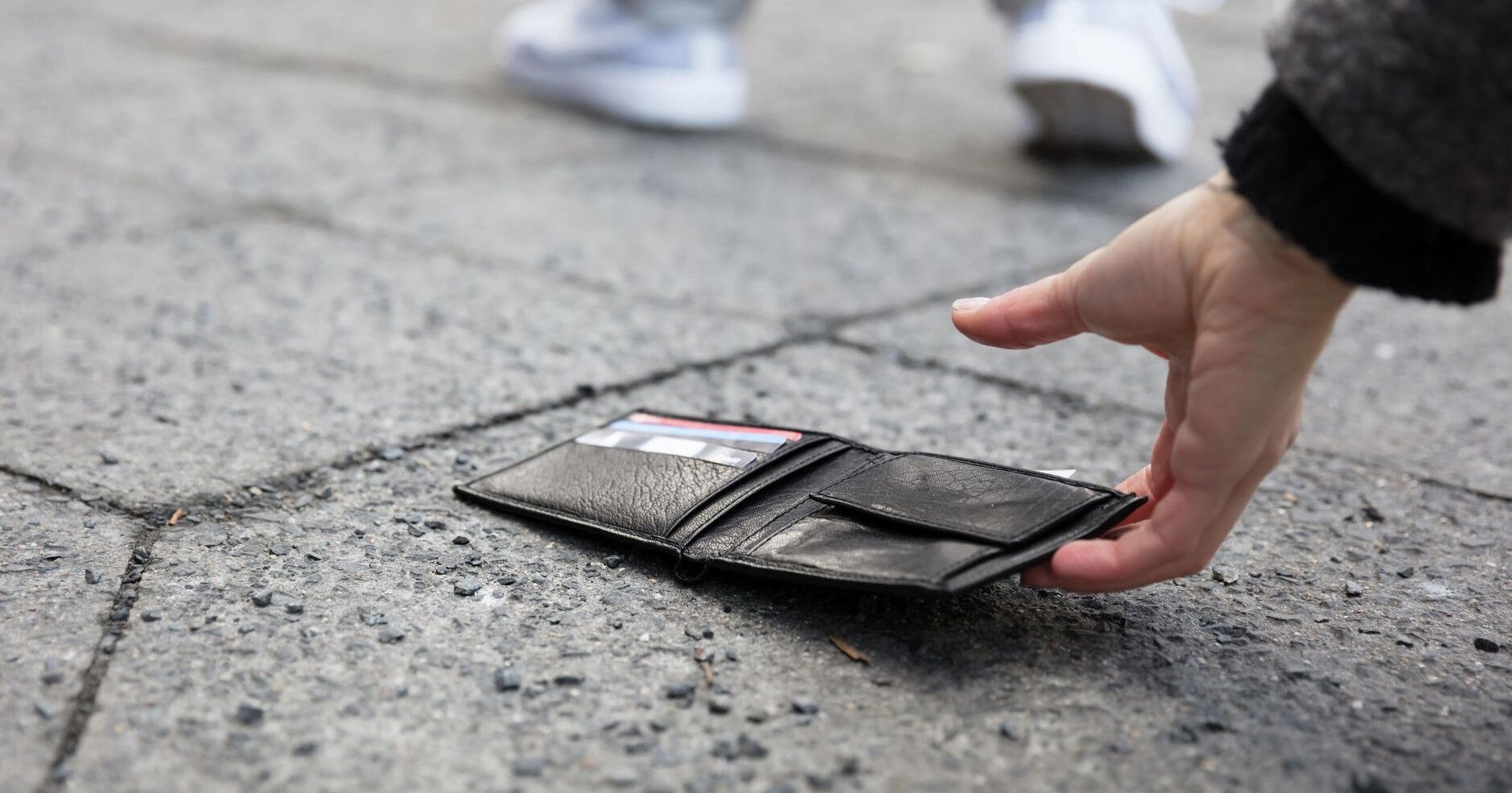 Безработный 36-летний элистинец нашел банковскую карту и расплатился ею в магазине