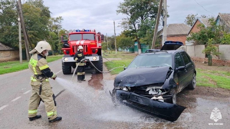 Пожарные МЧС России ликвидировали последствия ДТП в Городовиковском районе