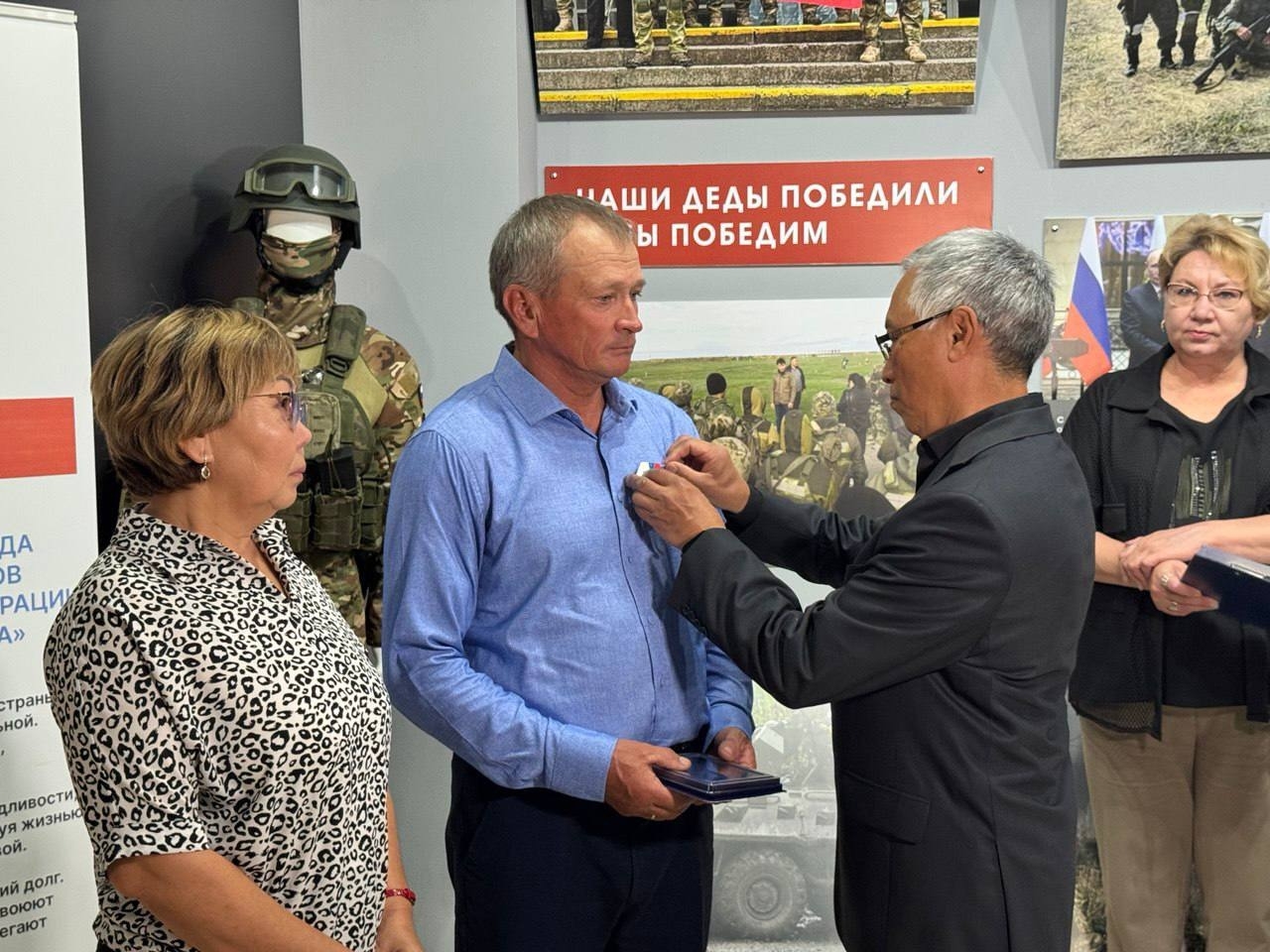 Медаль «Отец солдата» вручили жителю Калмыкии Сергею Эренджинову