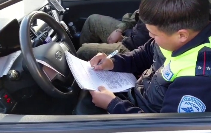 В Юстинском районе провели сплошную проверку автомобилистов