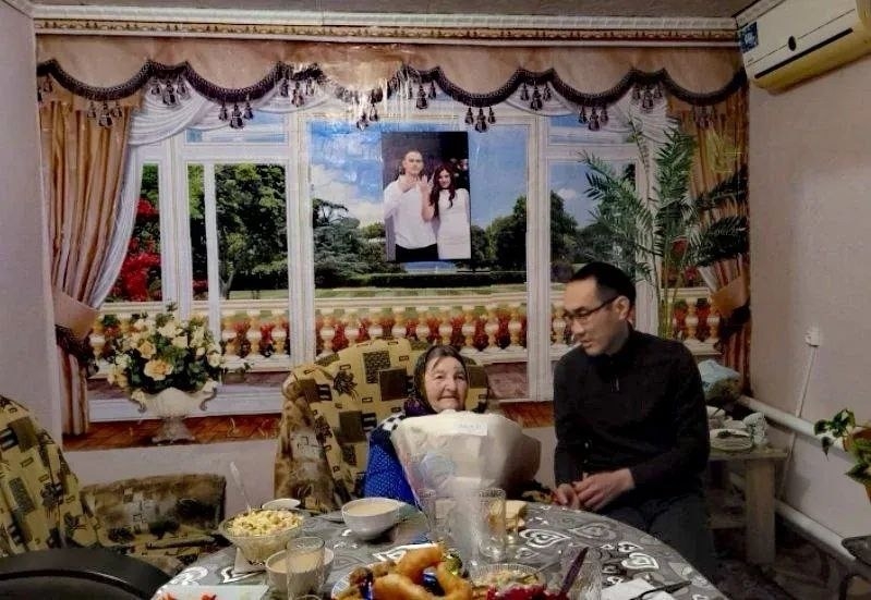 Жительницу Калмыкии поздравили с 90-летием