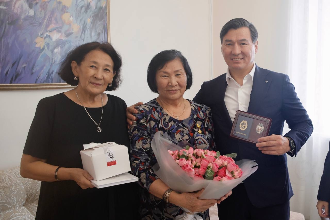 Глава Калмыкии поздравил Веру Шуграеву с юбилеем