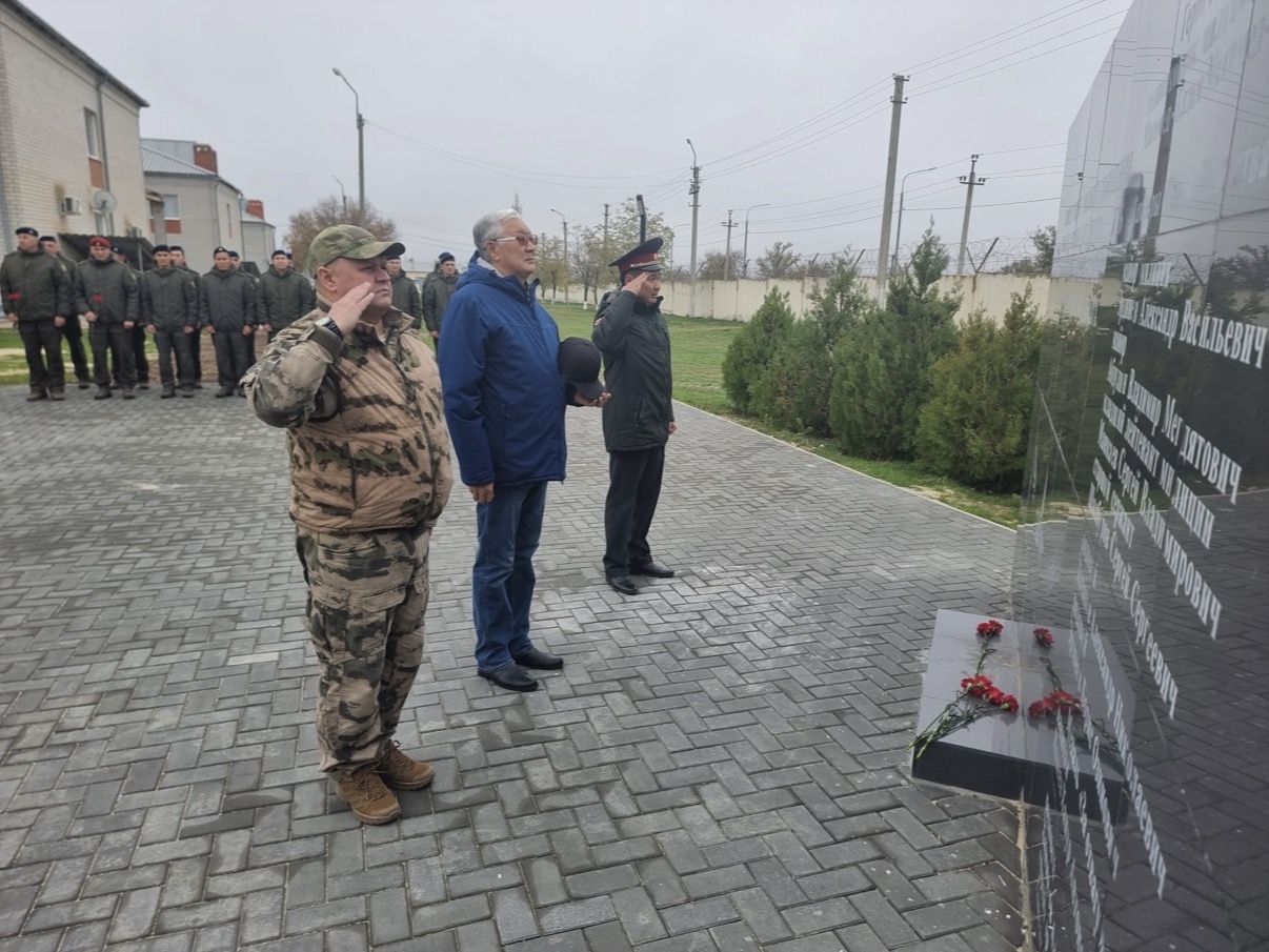 Калмыцкие росгвардейцы почтили память коллег, погибших при исполнении служебного долга