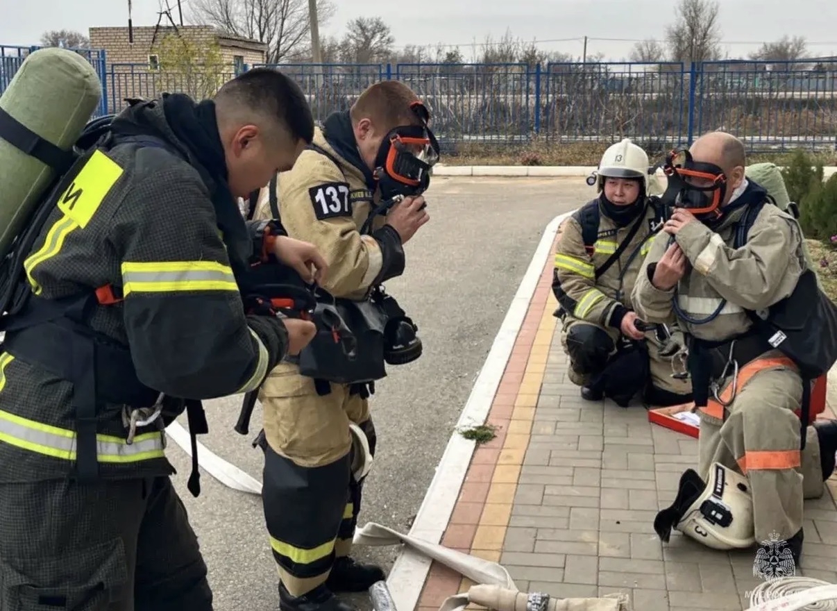 Малодербетовские огнеборцы провели пожарно-тактические учения