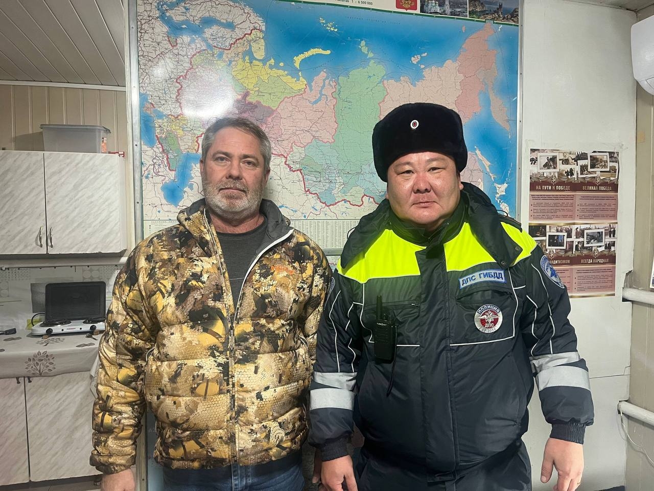 Госавтоинспекторы Калмыкии оказали помощь туристам