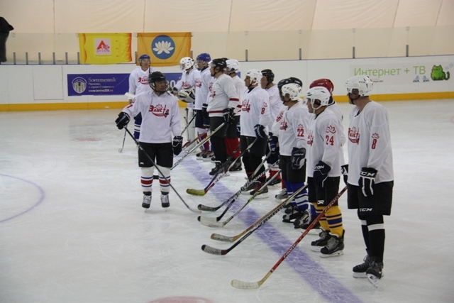 Сегодня калмыцкие хоккеисты выступили в очередном сезоне