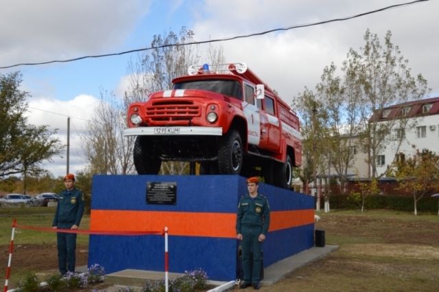 В Элисте состоялось открытие мемориала пожарной машине 