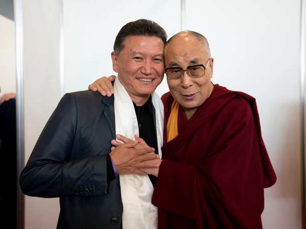 Глава ФИДЕ встретился на Учениях с Далай-ламой и земляками (фото)