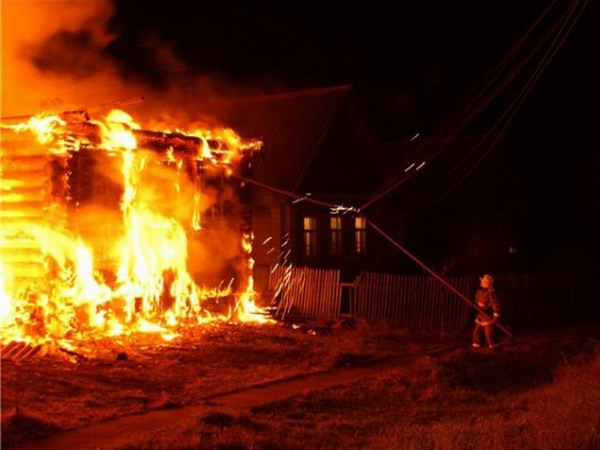 В Малых Дербетах в результате пожара сгорел жилой дом
