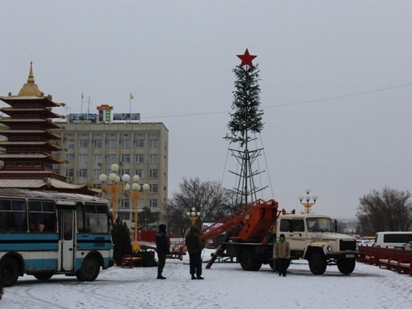 В центре Элисты установили главную новогоднюю елку
