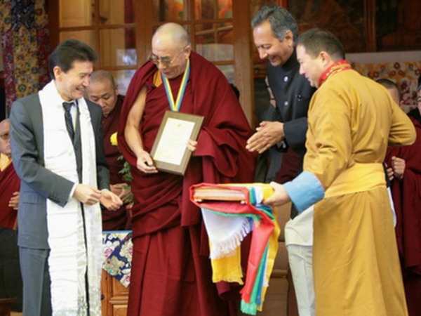 10 лет назад Далай-ламе вручили орден Белого Лотоса