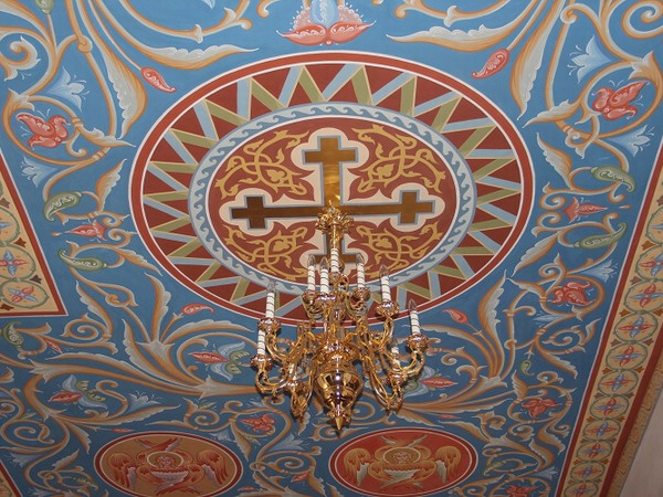 В приделах Казанского собора установили паникадила
