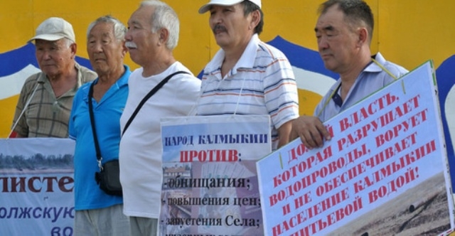Протестующие на митинге в Элисте потребовали отставки Орлова
