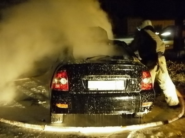 В Элисте у хурула загорелся автомобиль «Лада Приора»