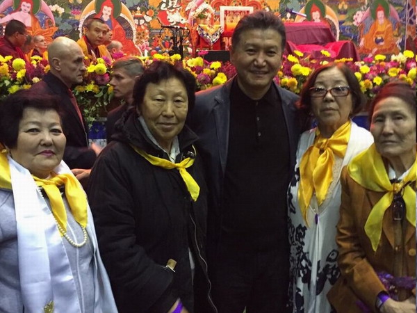 Президент ФИДЕ прибыл на Учения Далай-ламы (фото)